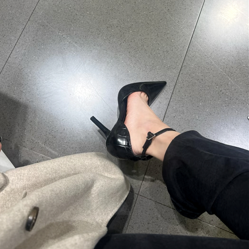 New Style Hollow-Out Crocodile-Pattern High-Heeled Shoes for Women with Thin Heels and Pointed Toes, Sexy and Stylish for Dates, Paired with Black Stockings