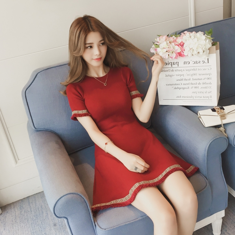 Nhỏ màu đen dress 2018 phiên bản Hàn Quốc mới của tính khí là váy đỏ mỏng chic tim máy thêu Slim vòng cổ một từ ăn mặc váy chữ a ngắn