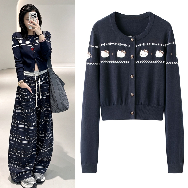 2026 Autumn New Vintage Childlike Hello Kitty Cat Print Navy Blue Waist-Slimming Long-Sleeve Knit Top 2026 Autumn New Vintage Childlike Hello Kitty Cat Print Navy Blue Waist-Slimming Long-Sleeve Knit Top
