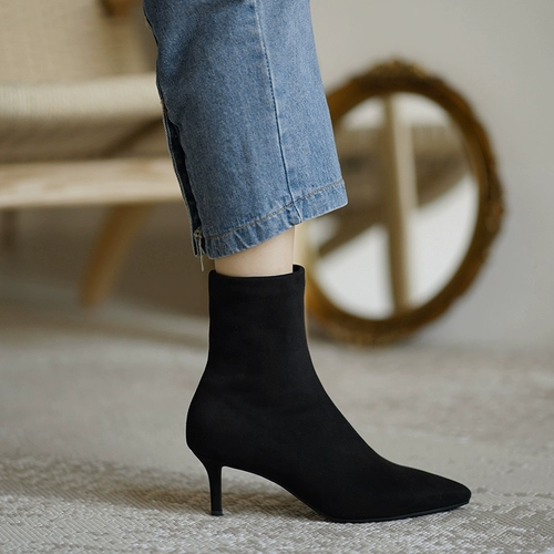 Демисезонные высокие дизайнерские эластичные короткие сапоги с заостренным носом, из натуральной кожи