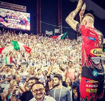 Spot instant Italian men's volleyball league Perugia club new uniform a large number of customized can be discounted