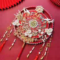 Wedding Comedy the brides hand held a fan out of the wedding fan wedding Hanfu embroidery Show and the flower of a Chinese style dragon and vest embroidered