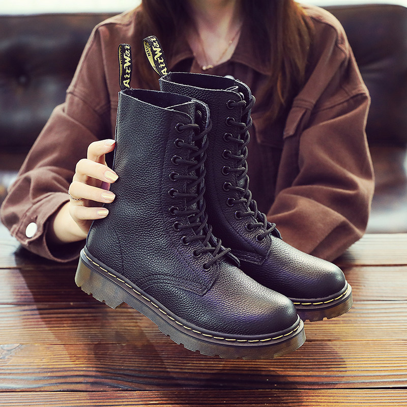 Dr Genuine Leather Lychee Tattooed Martin Boots Woman 2022 2022 New 10 Holes Soft Leather Lace Inn Wind Flat Mid-Cylinder Short Boot