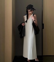 THE ONE TIME Temperament solid color V-neck Tencel suspender skirt