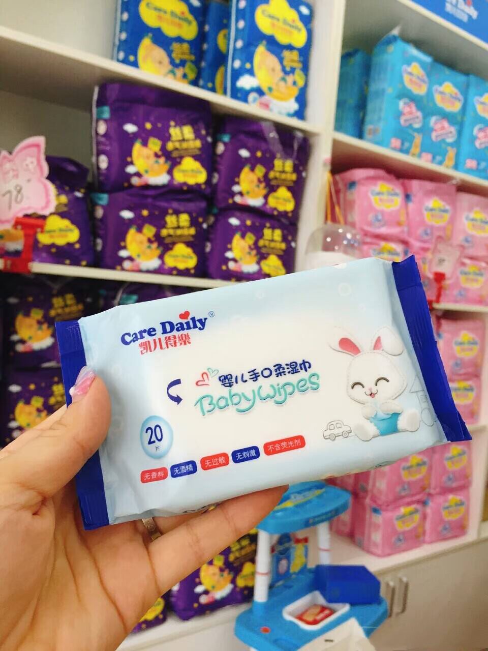 Khăn lau ướt Kay Dele đầy đủ hộp 24 gói Khăn lau tay dành riêng cho bé Kyle gói nhỏ cầm tay siêu mềm khăn giấy ướt