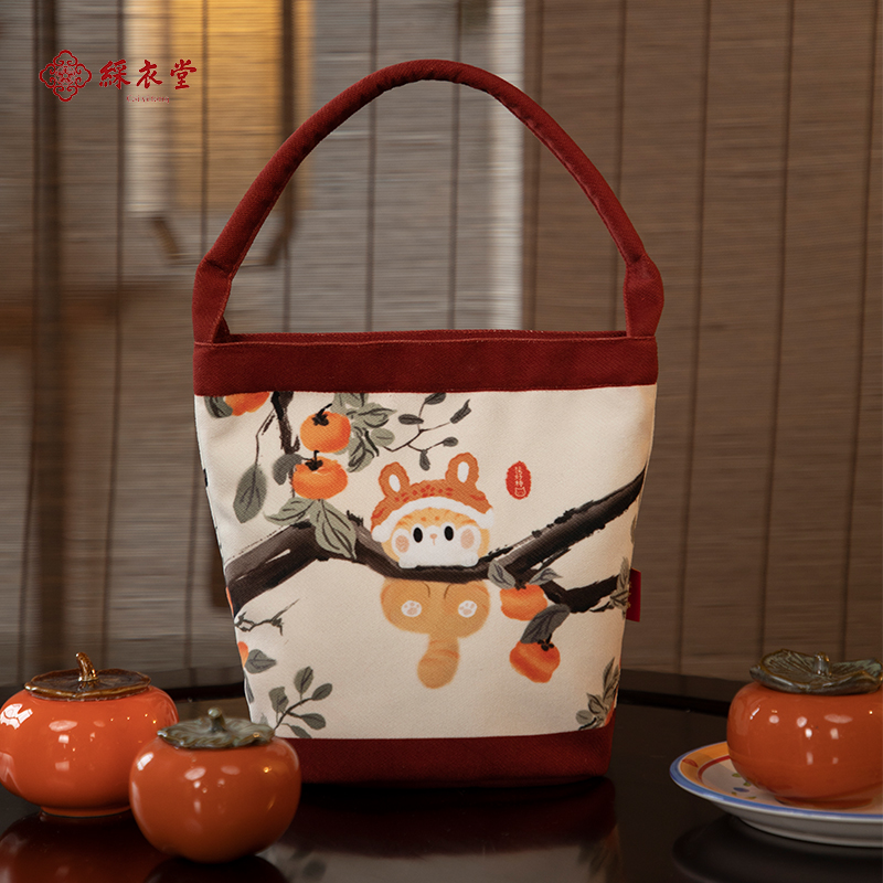 柿色交融的时尚新宠：彩衣堂国风柿子猫咪包