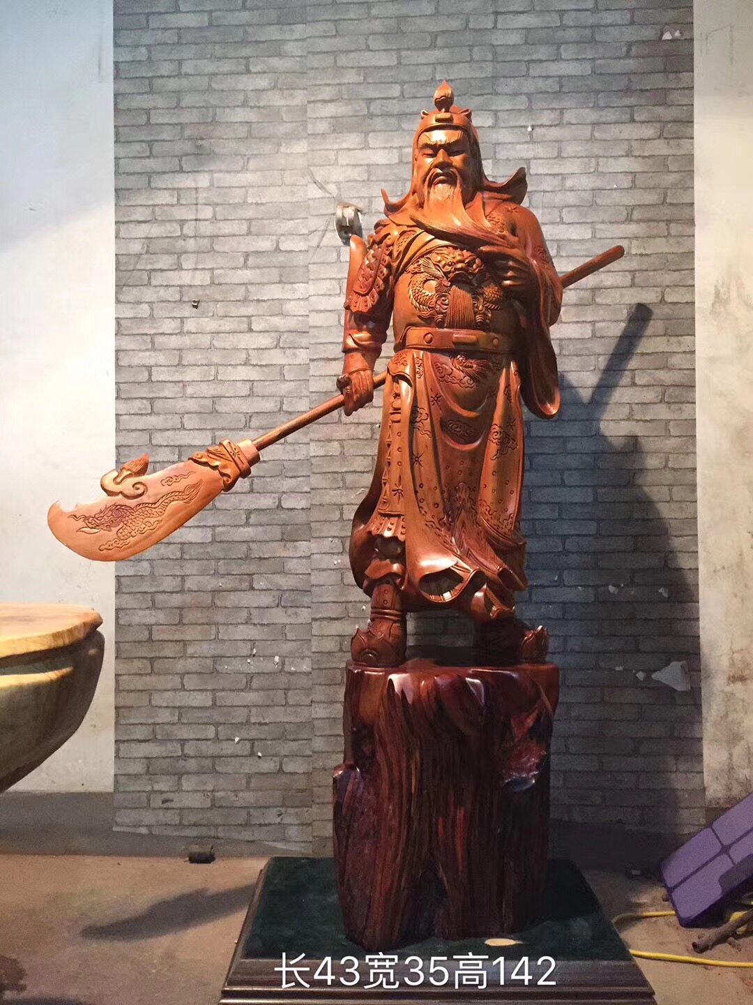 Wood carving Kuan Kung Buddhist statues Swaying Pieces of yew Yew Solid Wood Properties of Caijin Wu Caishen Living room Town Residence to worship the red wood handicraft