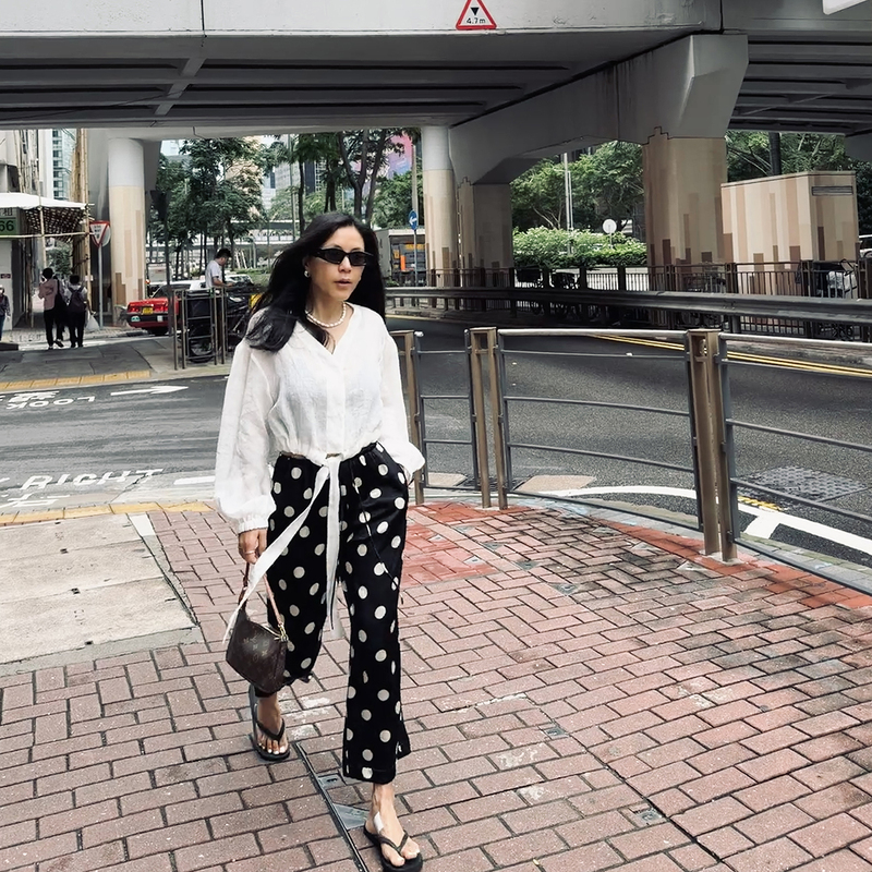 Tang Town's Self-Designed One-Piece Drawstring Polka Dot Cropped Straight-Leg Pants with a Luxurious and Flowing Fashion Vibe Tang Town's Self-Designed One-Piece Drawstring Polka Dot Cropped Straight-Leg Pants with a Luxurious and Flowing Fashion Vibe