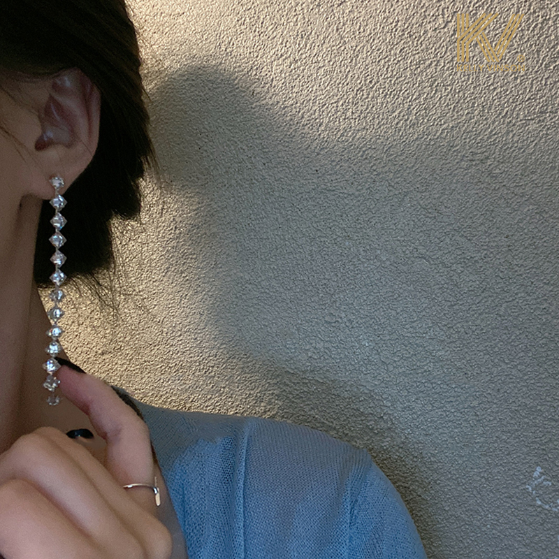 Long version of the ear decoration Feminine Design Sensation Small Crowdport Wind Ear Needle New Lukewarm Wind Ear Pendant Temperament Sparkling Stream Suearrings