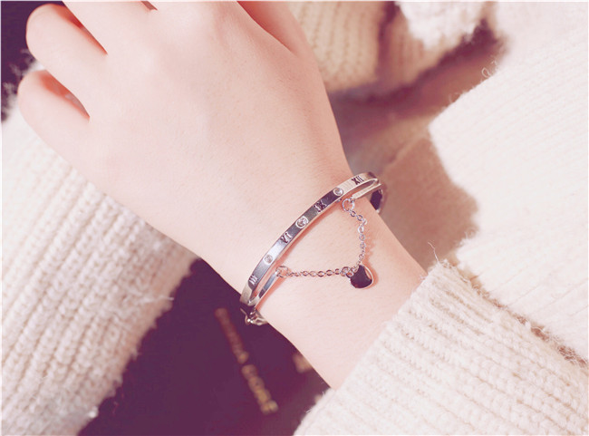 Vòng tay bạn gái nữ phiên bản Hàn Quốc của sinh viên đơn giản Sen Titanium vòng tay thép mát gió ins cổ phong cách văn học trang sức hoang dã - Vòng đeo tay Cuff vòng tay phong thủy