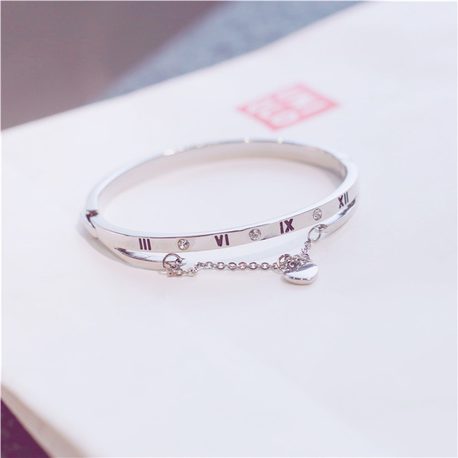 Vòng tay bạn gái nữ phiên bản Hàn Quốc của sinh viên đơn giản Sen Titanium vòng tay thép mát gió ins cổ phong cách văn học trang sức hoang dã - Vòng đeo tay Cuff vòng tay phong thủy