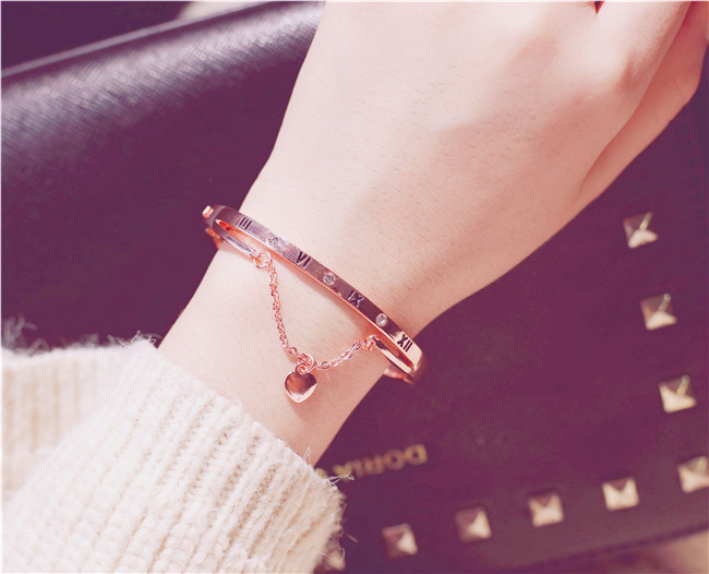 Vòng tay bạn gái nữ phiên bản Hàn Quốc của sinh viên đơn giản Sen Titanium vòng tay thép mát gió ins cổ phong cách văn học trang sức hoang dã - Vòng đeo tay Cuff vòng tay phong thủy
