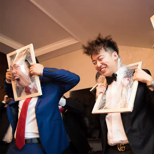 Свадебные предметы, марионетки, которые поднимают и блокируют дверь небольшой дорогой с целым человеком, свадебным набором, пальцем для жениха