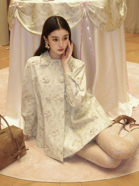 Unique, Beautiful, and Very Attractive Tops with Doll Collars, Floral Prints, and a Gentle, Youthful Style. This Year's Trendy and Beautiful Coats