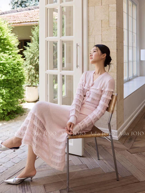 2025 Super Stylish Pink V-Neck Knitted Cardigan with Exquisite 3D Floral Design, Unique and Beautiful Long-Sleeve Top