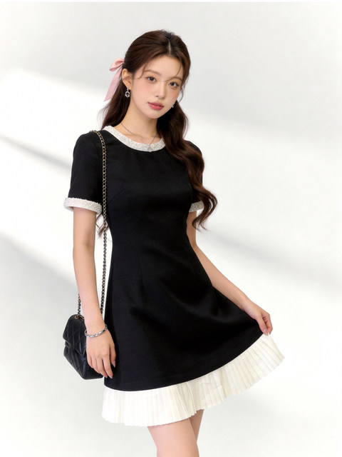 Unique and Refined Dress with a Round Neck and Waist-Cinching Design, Elegant and Gentle, the New Trendy Dress of Spring 2026