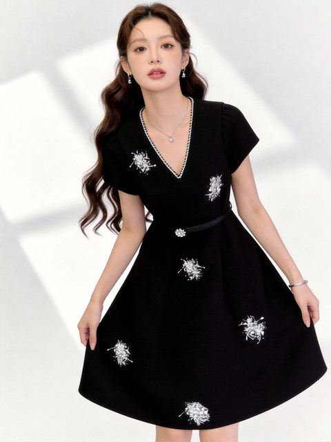 Elegant and Stunning Black V-Neck Short-Sleeve Dress with a High-End Feel, Perfect for Important Occasions in the Summer of 2026