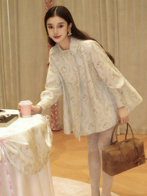 Unique, Beautiful, and Very Attractive Tops with Doll Collars, Floral Prints, and a Gentle, Youthful Style. This Year's Trendy and Beautiful Coats