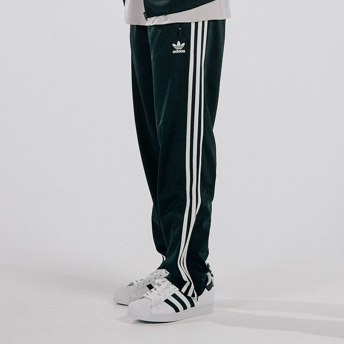 Красные и черные брюки Adidas для мужчин и женщин