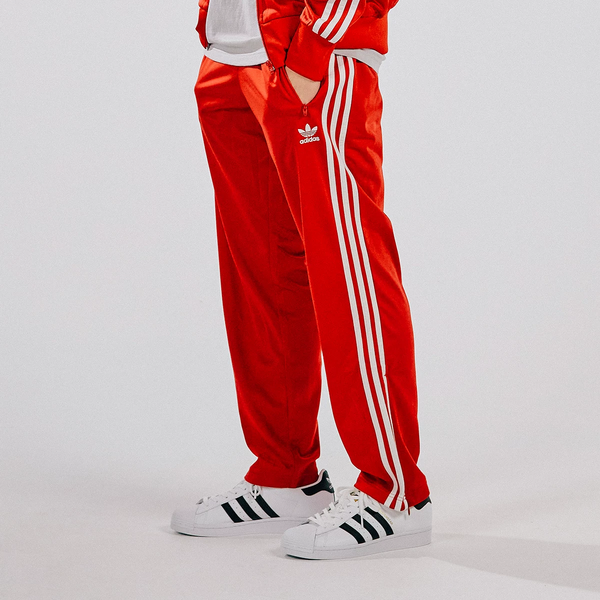 Красные и черные брюки Adidas для мужчин и женщин