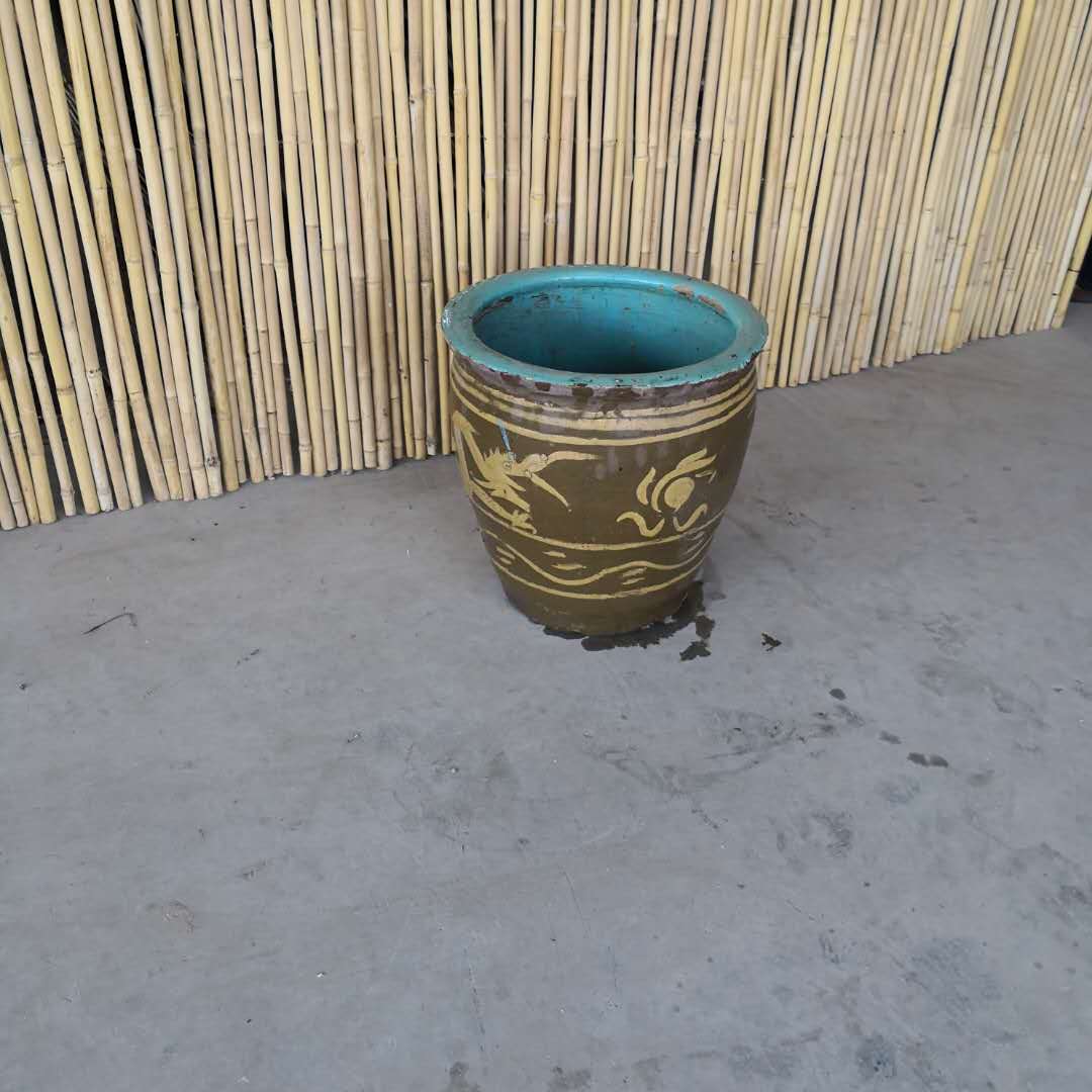 Old porcelain, porcelain jars, old wine jars, old porcelain jars, blue and white porcelain, old oil jars, old vases, rough pottery wine jars with flowers