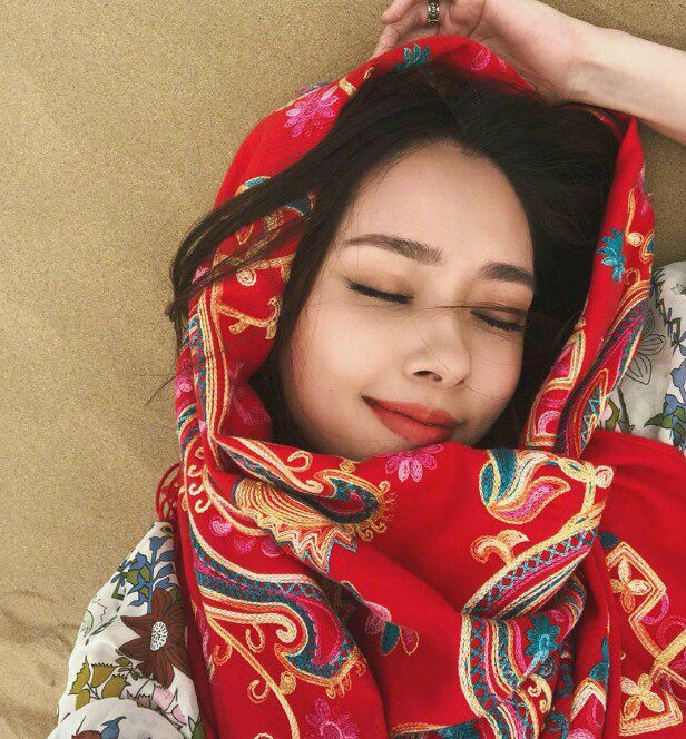 Autumn and winter Yunnan Tibet travel photo warm shawl ethnic style embroidered scarf female Guo Biting Qinghai line with the same style