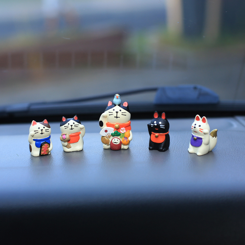 Car ornaments 2022 new girl center console high-quality cute cat interior simple atmosphere triangle window car
