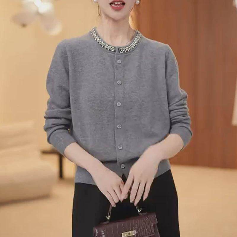 时尚镶钻单排扣针织开衫女2024秋冬新款妈妈装漂亮外搭毛衣短外套