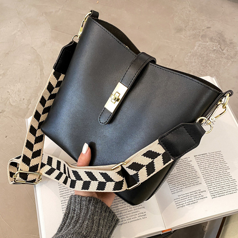 Casual high-end small bag women's 2021 popular bag women's leather all-match bucket bag messenger bag