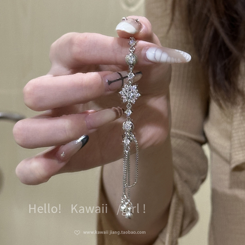 Winter Super Shiny Snowflake Adjustable Bracelet with Diamonds, Light Luxury Niche Design, Luxurious Feel, Jewelry for Best Friend's Birthday Gift Winter Super Shiny Snowflake Adjustable Bracelet with Diamonds, Light Luxury Niche Design, Luxurious Feel, Jewelry for Best Friend's Birthday Gift