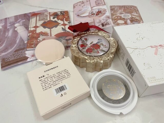 Flower Knows Flower God Powder Compact Light Mist Soft Focus Setting Oil Control Loose Powder Brightening Delicate Flawless Lightweight Moisturizing Powder Core