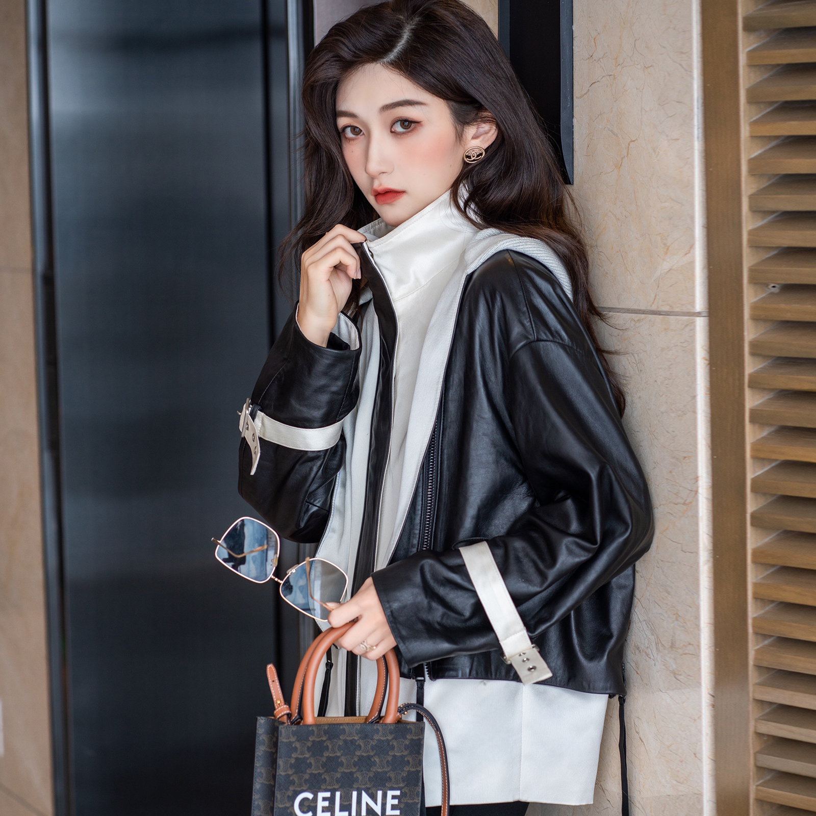 The new leather dress in 2023 - a - piece of female fur clothes with a loose acetic acid jacket black and white two - piece