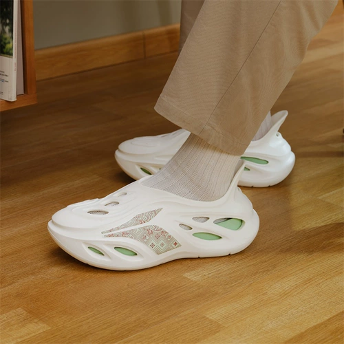 361, летние тапочки в стиле Crocs, дышащие нескользящие модные босоножки, универсальная пляжная обувь, лето 2023 года