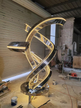 Mirror stainless steel sculptures are welcome to make