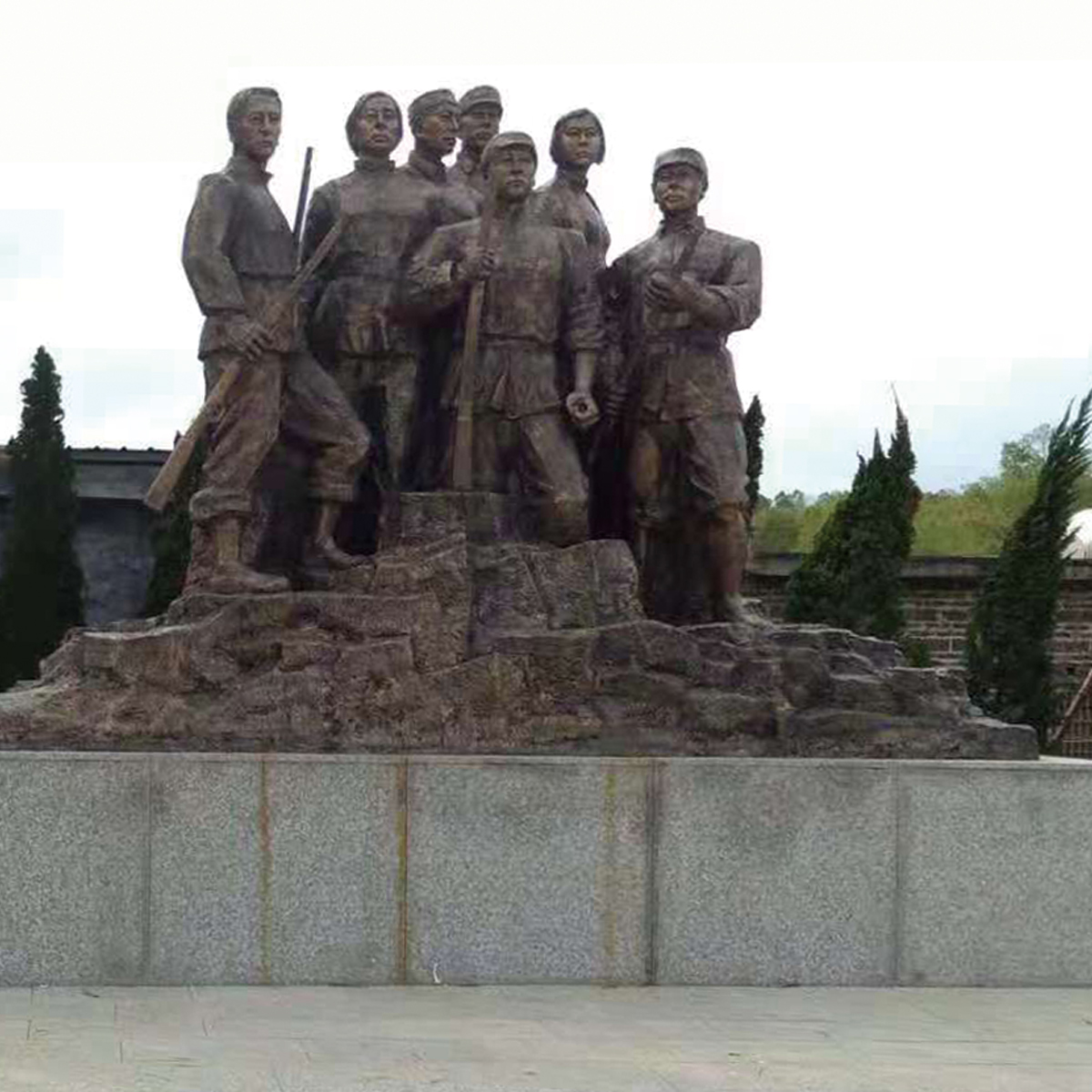 Sculpture Custom Fiberglass Imitation Bronze Resin Figure Folklore Walking Commercial Street Campus Foundry manufacturer to figure it out