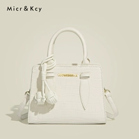 Белый бесплатный шелковый шарф + кулон