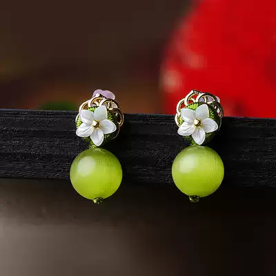 Retro cold wind earrings small fresh forest green anti-sensitive avocado color earrings female temperament wild ethnic style