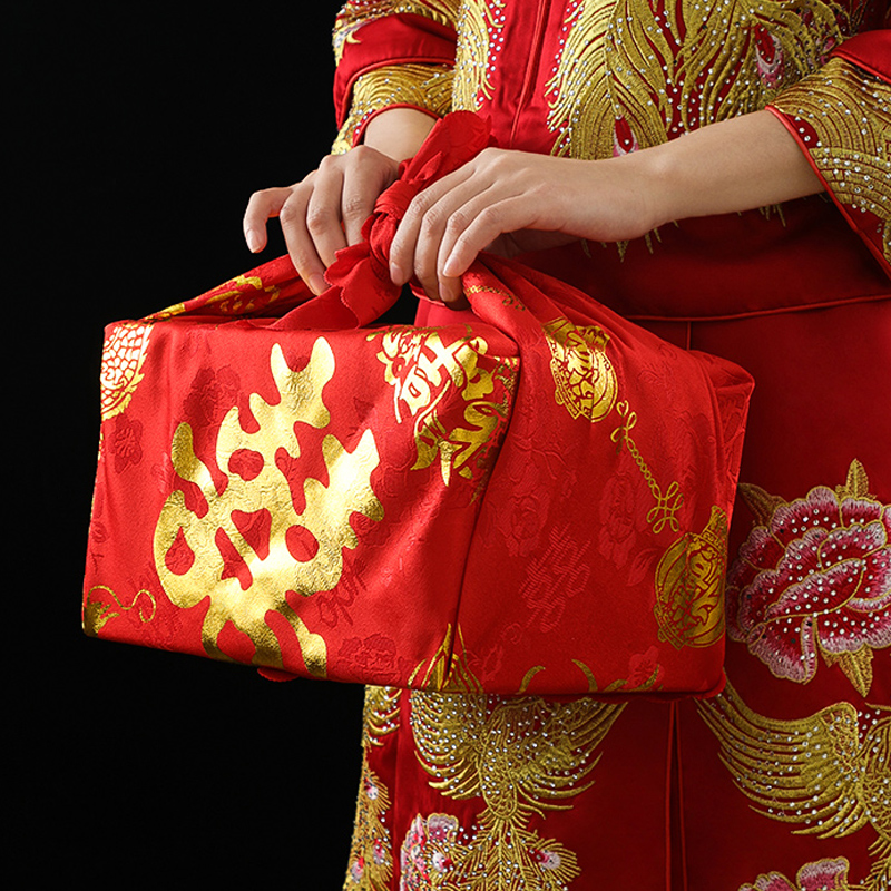 The cloth of wedding cloth is wrapped in magenta in oversized girth cloth