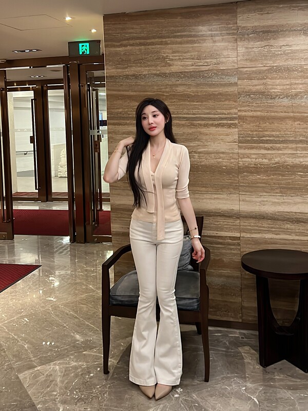 Xie Yier/Single-Button Plain White Flared Pants for Women 2025 High-Waisted Slim-Fit Stretch Denim Long Pants