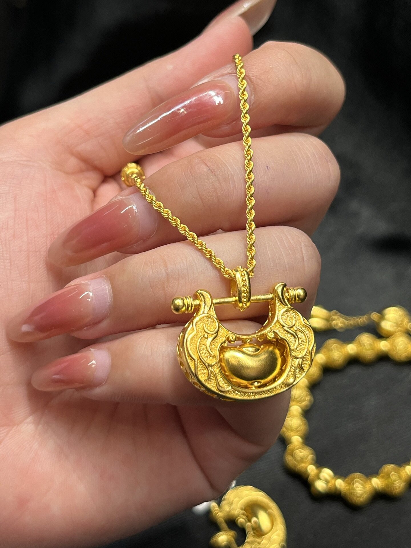 黄金吊坠送女友礼物：浪漫与永恒的完美选择！-定制黄金镶宝石首饰-淘宝好物网