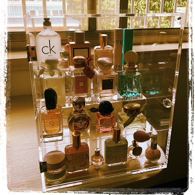 Large Stepped-Shaped Perfume Rack with Doors, Dust-Proof Perfume Display Box, Acrylic Skin Care Product Transparent Desktop Storage Box