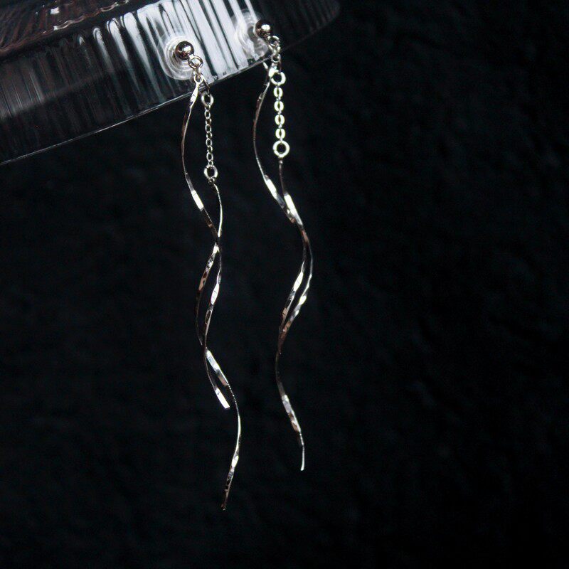 (CLEAR WAVE LIGHT) minimalist temperament Daily Japan-ROK Wavy Flow Su Curve Long version of the Ear Decorated mosquito coil Ear Clip