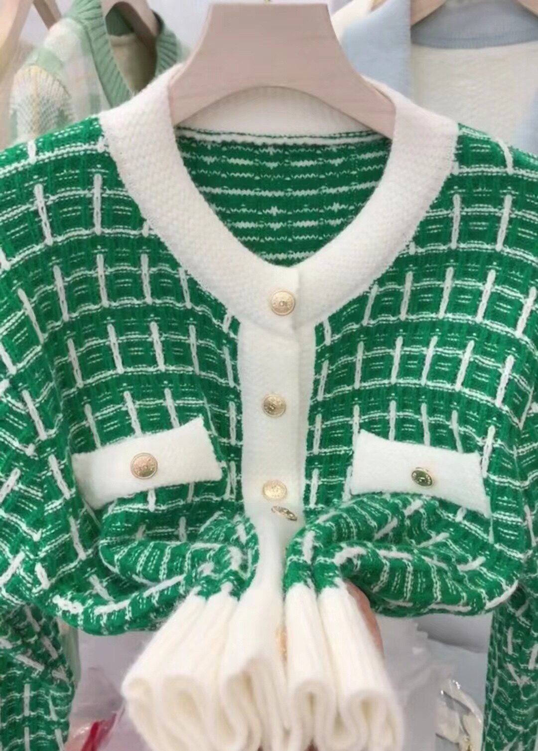 Xiaoxiangfeng red knitted cardigan women's 2022 autumn and winter new loose foreign style plaid round neck contrast color sweater jacket