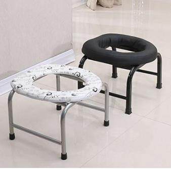 Elderly sitting in a chair for pregnant women The toilet home can be folded in a toilet and the chair is old mobile toilet convenient to den