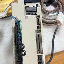 (Negotiation) Yaskawa Driver SGD7S-7R6A00A002 real picture taken and the power-on display shows that there is no horizontal