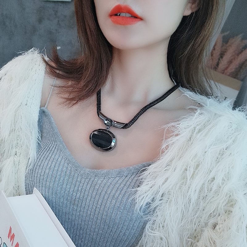 2021 New Hair Dressing Chain Fashion Hyperbolic Retro Short Money Chain Temperament Brief Clothing Accessories Collarbone Chain Tide