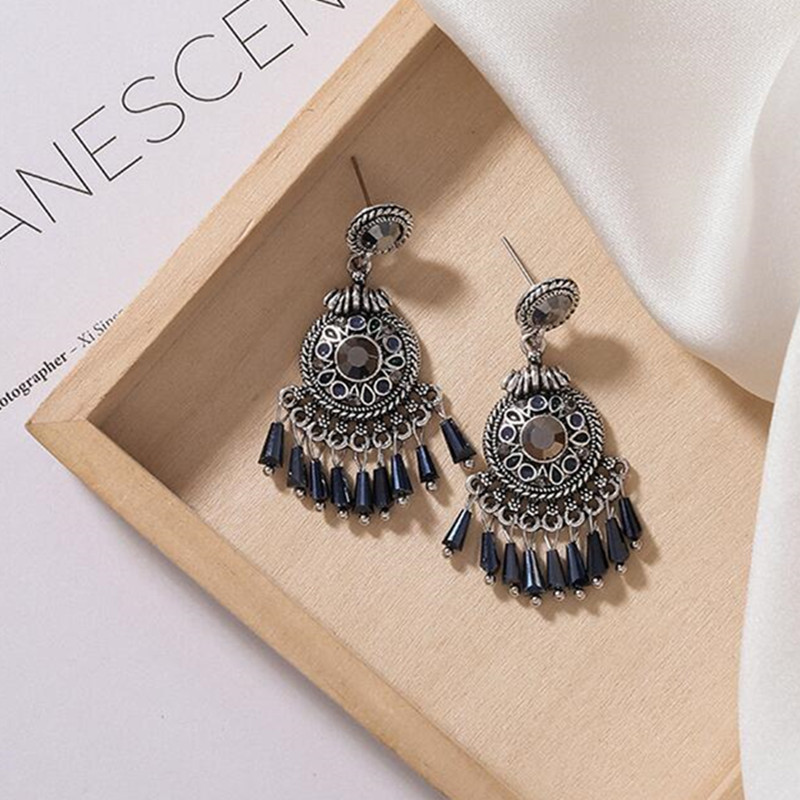 Hawa Renaissance National Wind Earring female Korean temperament long crystal flow Su pendant exaggerates court ear tide