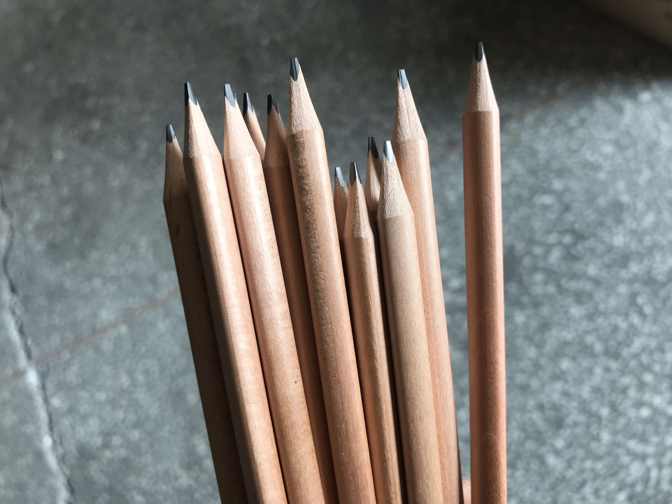 llate smart in original wood color triangular pole elementary school students with writing pencil 144 HB easy to cut constant lead-Taobao