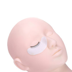 초보자는 허위 속눈썹과 가짜 실리콘 헤드 곰팡이를 접목하고 심습니다. 학생들은 초보자가 속눈썹을 연습하고 인간의 머리를 모델링하기 위해 훈련합니다.
