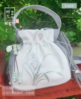 Дымчато-серо-бежевый, ширина 20, высота 21,5, толщина 8см.